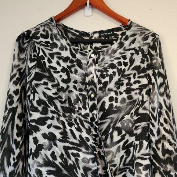 Rampage Animal Print Blouse Women M Double Wrap Top Tab Sleeve Classic Chic - Picture 5 of 16